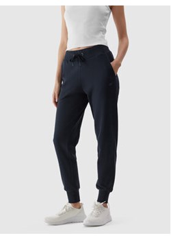 4F Spodnie dresowe 4FAW23TTROF474 Granatowy Regular Fit ze sklepu MODIVO w kategorii Spodnie damskie - zdjęcie 168636531