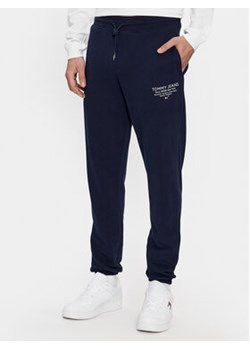 Tommy Jeans Spodnie dresowe Entry Graphic DM0DM18357 Granatowy Slim Fit ze sklepu MODIVO w kategorii Spodnie męskie - zdjęcie 168637041