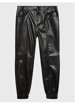 Calvin Klein Jeans Spodnie z imitacji skóry IG0IG01694 Czarny Regular Fit ze sklepu MODIVO w kategorii Spodnie dziewczęce - zdjęcie 168637571