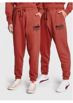 Diadora Spodnie dresowe Unisex Manifesto 502.179480 Czerwony Loose Fit ze sklepu MODIVO w kategorii Spodnie męskie - zdjęcie 168637664