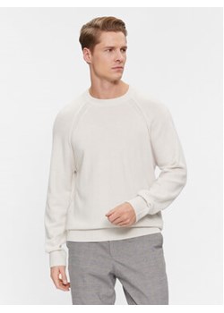 Calvin Klein Sweter K10K111954 Écru Regular Fit ze sklepu MODIVO w kategorii Swetry męskie - zdjęcie 168638682