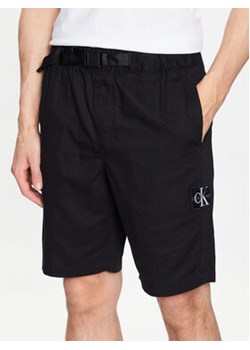 Calvin Klein Jeans Szorty materiałowe J30J323149 Czarny Regular Fit ze sklepu MODIVO w kategorii Spodenki męskie - zdjęcie 168641563