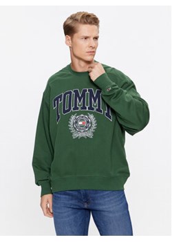 Tommy Jeans Bluza College Graphic DM0DM16804 Zielony Boxy Fit ze sklepu MODIVO w kategorii Bluzy męskie - zdjęcie 168642503