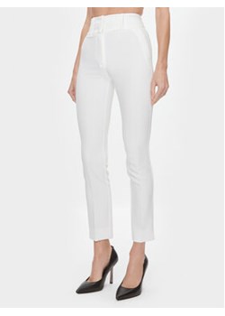 Marciano Guess Spodnie materiałowe 3BGB28 7046A Biały Regular Fit ze sklepu MODIVO w kategorii Spodnie damskie - zdjęcie 168642574