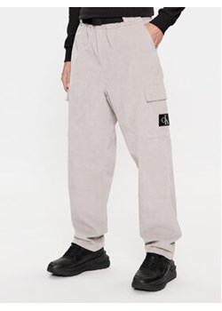 Calvin Klein Jeans Spodnie materiałowe J30J324035 Szary Relaxed Fit ze sklepu MODIVO w kategorii Spodnie męskie - zdjęcie 168642793