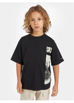 Calvin Klein Jeans T-Shirt Glitched Monogram IB0IB01767 Czarny Regular Fit ze sklepu MODIVO w kategorii T-shirty chłopięce - zdjęcie 168644592