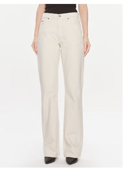 Calvin Klein Jeansy Mid Rise Relax Bootcut Ecru K20K206308 Biały Slim Fit ze sklepu MODIVO w kategorii Jeansy damskie - zdjęcie 168644700
