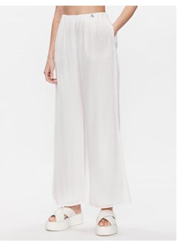 Calvin Klein Jeans Spodnie materiałowe J20J221075 Biały Relaxed Fit ze sklepu MODIVO w kategorii Spodnie damskie - zdjęcie 168644961