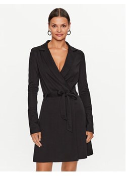 Guess Sukienka codzienna W3YK69 KB7H0 Czarny Regular Fit ze sklepu MODIVO w kategorii Sukienki - zdjęcie 168645331