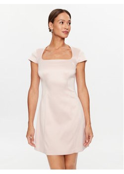 Guess Sukienka koktajlowa W3YK38 WFJ02 Różowy Regular Fit ze sklepu MODIVO w kategorii Sukienki - zdjęcie 168646033
