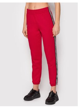 DKNY Sport Spodnie dresowe DP1P2802 Czerwony Regular Fit ze sklepu MODIVO w kategorii Spodnie damskie - zdjęcie 168646830