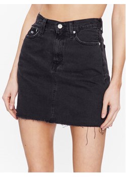 Tommy Jeans Spódnica jeansowa DW0DW15625 Czarny Regular Fit ze sklepu MODIVO w kategorii Spódnice - zdjęcie 168646842