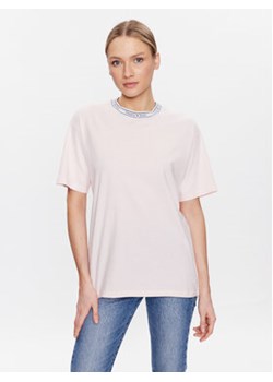 Tommy Jeans T-Shirt Logo Taping DW0DW15301 Różowy Regular Fit ze sklepu MODIVO w kategorii Bluzki damskie - zdjęcie 168648421