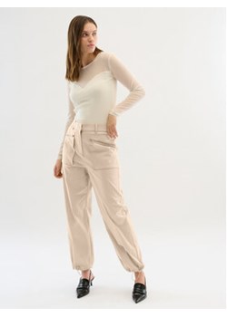 Karen by Simonsen Spodnie materiałowe Maddie 10104748 Beżowy Relaxed Fit ze sklepu MODIVO w kategorii Spodnie damskie - zdjęcie 168648600