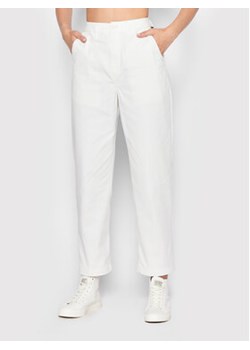Vans Chinosy Authentic VN0A5JOH Biały Relaxed Fit ze sklepu MODIVO w kategorii Spodnie damskie - zdjęcie 168648684