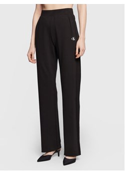 Calvin Klein Jeans Spodnie dresowe J20J220268 Czarny Regular Fit ze sklepu MODIVO w kategorii Spodnie damskie - zdjęcie 168649293