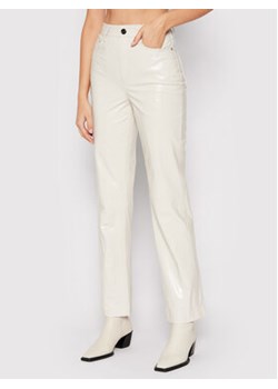 Remain Spodnie skórzane Lynn Leather RM982 Beżowy Fitted Fit ze sklepu MODIVO w kategorii Spodnie damskie - zdjęcie 168649304