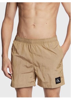Calvin Klein Swimwear Szorty kąpielowe KM0KM00819 Beżowy Regular Fit ze sklepu MODIVO w kategorii Kąpielówki - zdjęcie 168650344
