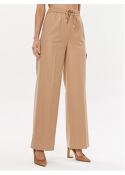 Boss Spodnie materiałowe Tavite 50502722 Beżowy Relaxed Fit ze sklepu MODIVO w kategorii Spodnie damskie - zdjęcie 168652274