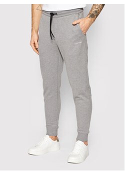 Calvin Klein Spodnie dresowe Small Logo K10K107954 Szary Regular Fit ze sklepu MODIVO w kategorii Spodnie męskie - zdjęcie 168652751