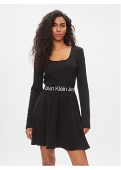 Calvin Klein Jeans Sukienka codzienna J20J222523 Czarny Regular Fit ze sklepu MODIVO w kategorii Sukienki - zdjęcie 168652811