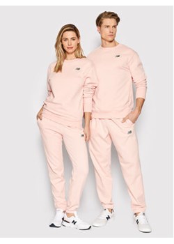 New Balance Bluza Unisex UT21501 Różowy Relaxed Fit ze sklepu MODIVO w kategorii Bluzy męskie - zdjęcie 168652963