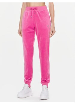 Guess Spodnie dresowe V3BB27 KBXI2 Różowy Regular Fit ze sklepu MODIVO w kategorii Spodnie damskie - zdjęcie 168653282