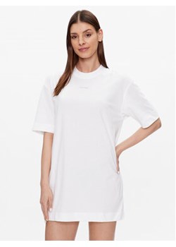 Calvin Klein Performance Sukienka codzienna 00GWS3D902 Biały Relaxed Fit ze sklepu MODIVO w kategorii Sukienki - zdjęcie 168654130