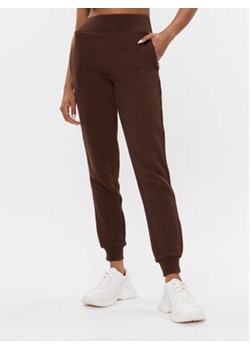 Guess Spodnie dresowe V2YB15 KB3P2 Brązowy Regular Fit ze sklepu MODIVO w kategorii Spodnie damskie - zdjęcie 168654140