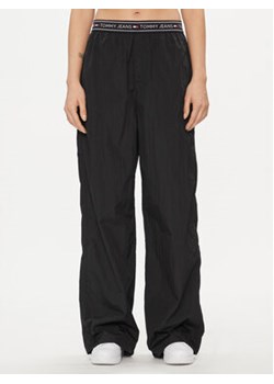 Tommy Jeans Spodnie dresowe DW0DW17316 Czarny Baggy Fit ze sklepu MODIVO w kategorii Spodnie damskie - zdjęcie 168655581