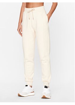 Guess Spodnie dresowe V3BB14 KBXX1 Beżowy Regular Fit ze sklepu MODIVO w kategorii Spodnie damskie - zdjęcie 168656221