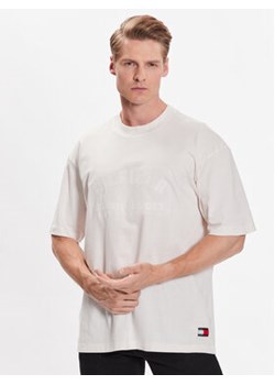 Tommy Hilfiger T-Shirt Archive MW0MW31189 Beżowy Relaxed Fit ze sklepu MODIVO w kategorii T-shirty męskie - zdjęcie 168656593