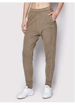Reebok Spodnie dresowe Classics Natural Dye HN4393 Brązowy Slim Fit ze sklepu MODIVO w kategorii Spodnie damskie - zdjęcie 168656870