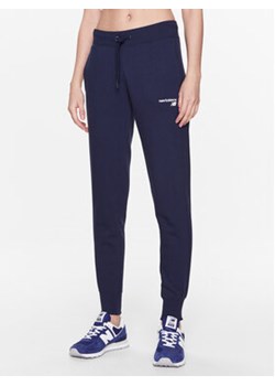 New Balance Spodnie dresowe Classic Core Fleece WP03805 Granatowy Regular Fit ze sklepu MODIVO w kategorii Spodnie damskie - zdjęcie 168658711