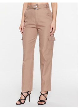 Guess Spodnie materiałowe Vanessa W3GB25 WFD40 Brązowy Relaxed Fit ze sklepu MODIVO w kategorii Spodnie damskie - zdjęcie 168659343