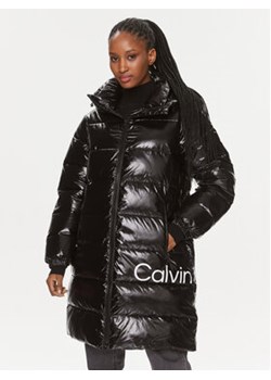 Calvin Klein Jeans Kurtka puchowa J20J221902 Czarny Regular Fit ze sklepu MODIVO w kategorii Kurtki damskie - zdjęcie 168659630