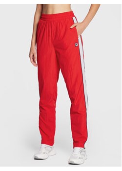 Fila Spodnie dresowe Zunyi FAW0263 Czerwony Regular Fit ze sklepu MODIVO w kategorii Spodnie damskie - zdjęcie 168659912
