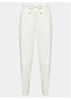 Outhorn Spodnie dresowe OTHAW23TTROF483 Biały Regular Fit ze sklepu MODIVO w kategorii Spodnie damskie - zdjęcie 168661023