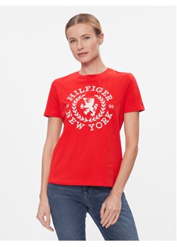 Tommy Hilfiger T-Shirt Reg Crest C-Nk Tee Ss WW0WW41058 Czerwony Regular Fit ze sklepu MODIVO w kategorii Bluzki damskie - zdjęcie 168663411