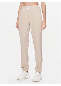 Guess Spodnie dresowe Aislin V4RB01 KC2T0 Beżowy Regular Fit ze sklepu MODIVO w kategorii Spodnie damskie - zdjęcie 168664360