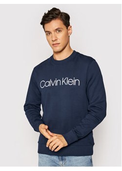 Calvin Klein Bluza Logo K10K104059 Granatowy Regular Fit ze sklepu MODIVO w kategorii Bluzy męskie - zdjęcie 168664934