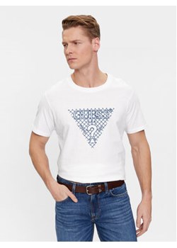 Guess T-Shirt Ss Cn Triangle Embro M4RI27 K8FQ4 Biały Regular Fit ze sklepu MODIVO w kategorii T-shirty męskie - zdjęcie 168665341