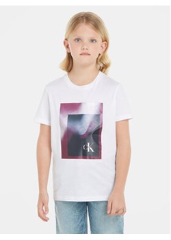 Calvin Klein Jeans T-Shirt Hyper Spray Monogram IU0IU00522 Biały Regular Fit ze sklepu MODIVO w kategorii T-shirty chłopięce - zdjęcie 168665372