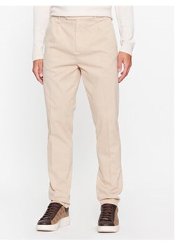 Guess Spodnie materiałowe Noah M3BB27 WFPMA Beżowy Slim Fit ze sklepu MODIVO w kategorii Spodnie męskie - zdjęcie 168665672