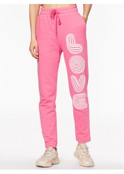 LOVE MOSCHINO Spodnie dresowe W155609M 4457 Różowy Regular Fit ze sklepu MODIVO w kategorii Spodnie damskie - zdjęcie 168668290