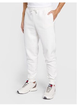 Fila Spodnie dresowe Bagod FAM0278 Biały Regular Fit ze sklepu MODIVO w kategorii Spodnie męskie - zdjęcie 168669943