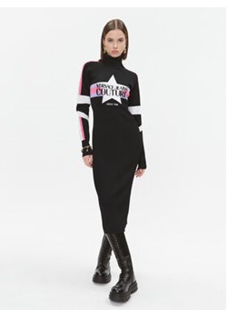 Versace Jeans Couture Sukienka dzianinowa 75HAOM51 Czarny Regular Fit ze sklepu MODIVO w kategorii Sukienki - zdjęcie 168670570
