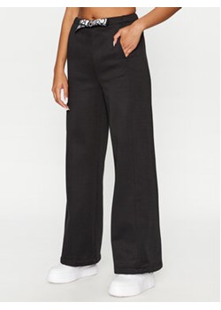 Calvin Klein Jeans Spodnie dresowe J20J221916 Czarny Relaxed Fit ze sklepu MODIVO w kategorii Spodnie damskie - zdjęcie 168670740