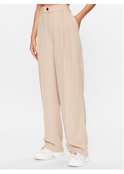 Calvin Klein Spodnie materiałowe K20K205689 Beżowy Relaxed Fit ze sklepu MODIVO w kategorii Spodnie damskie - zdjęcie 168671041