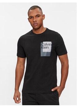 Calvin Klein T-Shirt Overlay Logo K10K112402 Czarny Regular Fit ze sklepu MODIVO w kategorii T-shirty męskie - zdjęcie 168672853